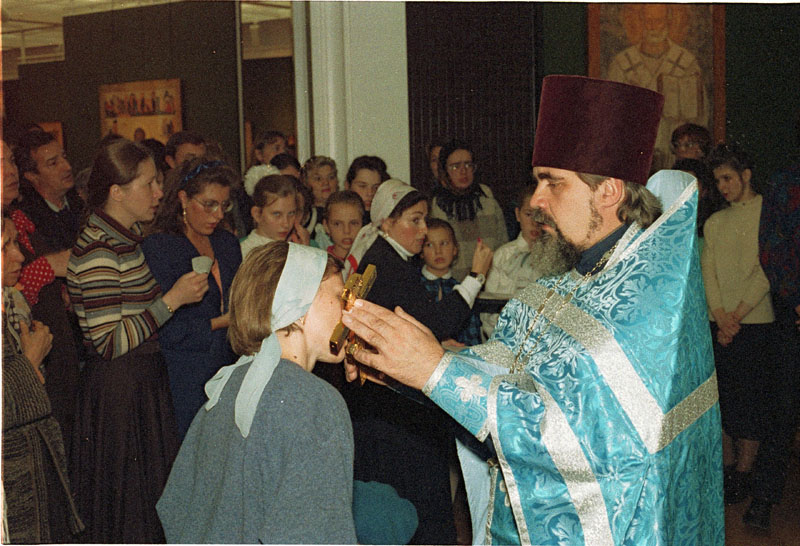 Молебен у иконы Богоматери Владимирской 1995г.